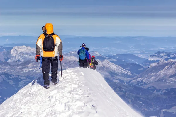 Backpackers Climbing Mountain Winter — Stock Photo, Image