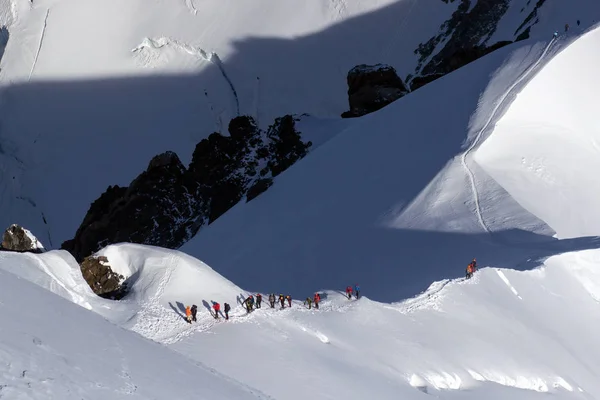 Een Groep Bergbeklimmers Klimt Naar Top Van Een Besneeuwde Berg — Stockfoto