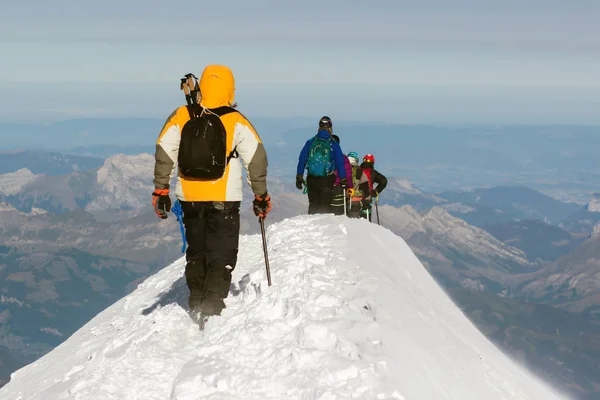 Bergsteiger Erreicht Die Spitze Eines Schneebedeckten Berges Einem Sonnigen Wintertag — Stockfoto