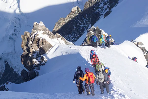 Bergbeklimmer Bereikt Top Van Een Besneeuwde Berg Een Zonnige Winterdag — Stockfoto