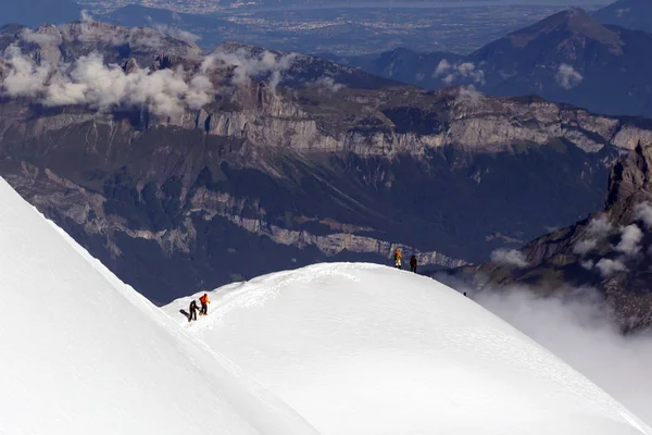 Wspinacz Osiągnie Szczyt Górski Szczyt Sukces Wolności Szczęścia Osiągnięcie Górach — Zdjęcie stockowe