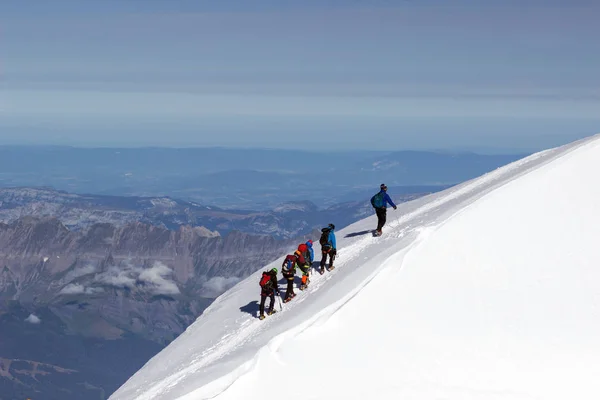 Alpinista Atinge Cume Pico Montanha Sucesso Liberdade Felicidade Realização Nas — Fotografia de Stock