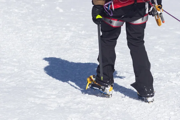 Καρφιά Πάγου Για Αναρρίχηση Πάγου Τοποθετημένα Ωμέγα Hanwag Ορειβατικές Μπότες — Φωτογραφία Αρχείου