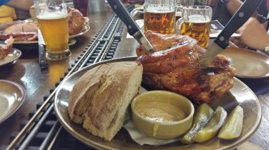 Kızarmış haşlanmış lahana ve hardal ve bira ile kavrulmuş domuz eklem eisbein