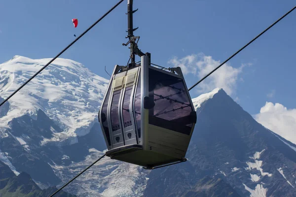 Mountain Trailer Standseilbahn Grau Auf Dem Hintergrund Von Schneebedeckten Gipfeln — Stockfoto