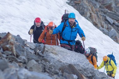 Mont Blanc, Fransa - 10 Ağustos 2018: dağcılar büyük sırt çantaları ile temel kamp Tete Rouse Mont Blanc tırmanmak.