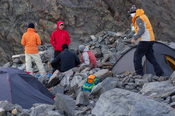 Mont Blanc Francia Agosto 2018 Escaladores Con Grandes Mochilas Escalan —  Fotos de Stock