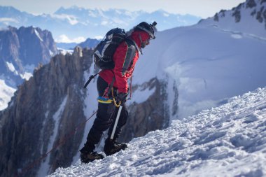 Mont Blanc, Fransa - 11 Ağustos 2018: Fransa'nın Chamonix tırmanma dağcılar. Mont Blanc Alpleri'nde en yüksek dağıdır