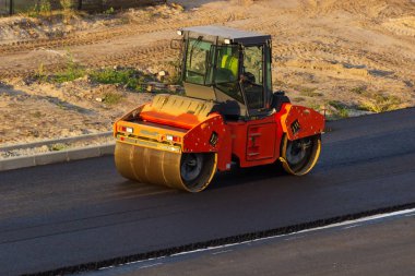yeni asfalt yolda rulo sanayi peyzaj silindirler ile. Onarım çalışmaları, karmaşık taşıma hareketi