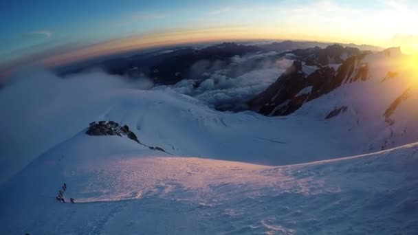 Gruppen av klättrare når toppen av bergstopp. Klättring och bergsbestigning sport. — Stockvideo