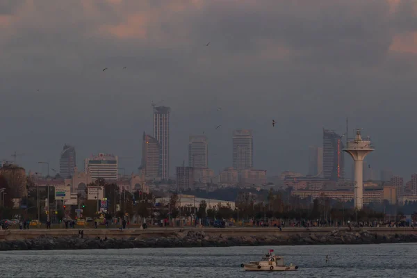 Vista para o mar com ondas de água, rochas, muitos pássaros e farol em eminonu, istanbul, peru . — Fotografia de Stock