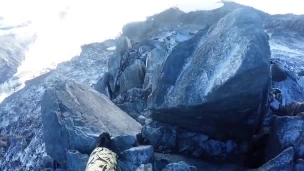 Escalader une falaise sur une corde — Video