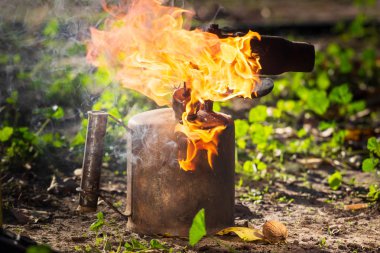 Eski cep feneri lamba lehimleme bir alev ile