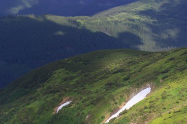 Güzel yeşil dağlar tepeler ve bulutlu mavi gökyüzü.