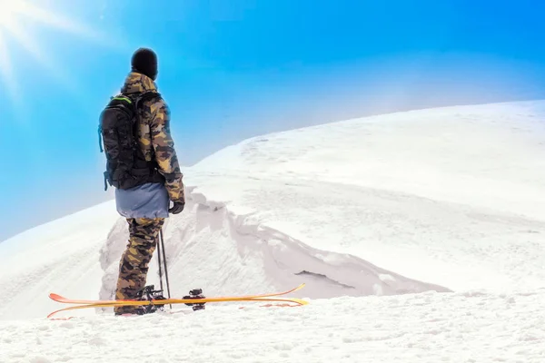 Ski alpin par temps ensoleillé en haute montagne — Photo