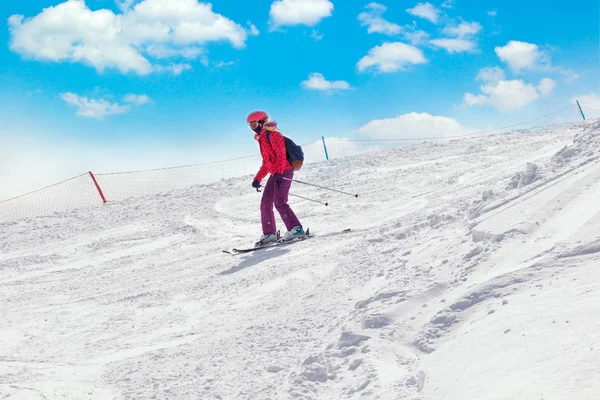 滑雪者在山 准备滑雪道和阳光灿烂的日子 — 图库照片