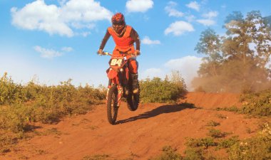 aktif spor arka plan atlama motosiklet binici siluet, mavi gökyüzü, parlak güneş-.