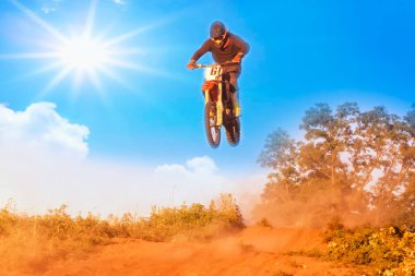 aktif spor arka plan atlama motosiklet binici siluet, mavi gökyüzü, parlak güneş-.