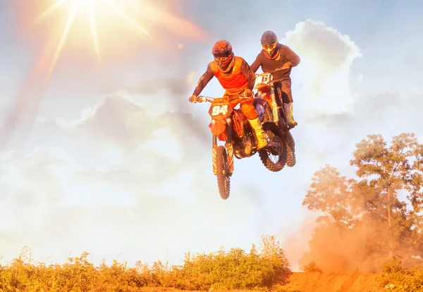 アクティブなスポーツの背景 オートバイ ライダー シルエット 青い空 明るい太陽の下にジャンプ — ストック写真