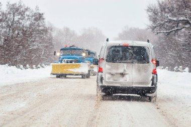 Karla karışık yağmur sonra dondurulmuş orman arasında karlı kış yolda hareketli araba. Soğuk hava, kar fırtınası, kötü görünürlük, kaygan yol. Moskova alan.
