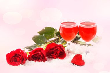 Şampanya bardağı, bugünü ve kış arka plan önünde gül,
