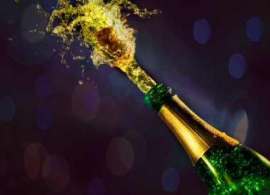 Kırmızı şarap, gözlük ve Noel topları karda