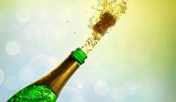 Primo piano di champagne sughero popping su sfondo bokeh — Foto Stock