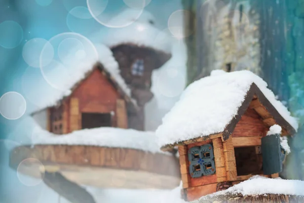 Petite maison d'alimentation pour oiseaux en hiver avec toit de neige — Photo