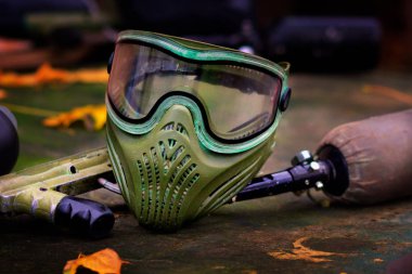 Bir paintball oyununda. Bir paintball için bir maske. Bir oyun bir paintball için giyim. Maske