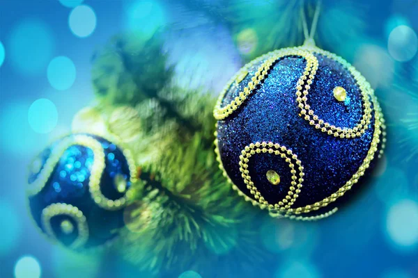 Niebieski piłka ornament wiszące na liść sosny do dekoracji choinki z rozmycie kolorowe światła. — Zdjęcie stockowe