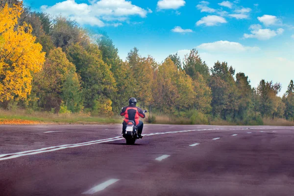 Motorrad Bei Sonnenuntergang Auf Der Asphaltstraße — Stockfoto