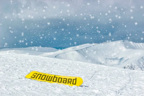 Retrato Snowboarder Com Snowboard Topo Montanha Snowboard Estância Esqui — Fotografia de Stock