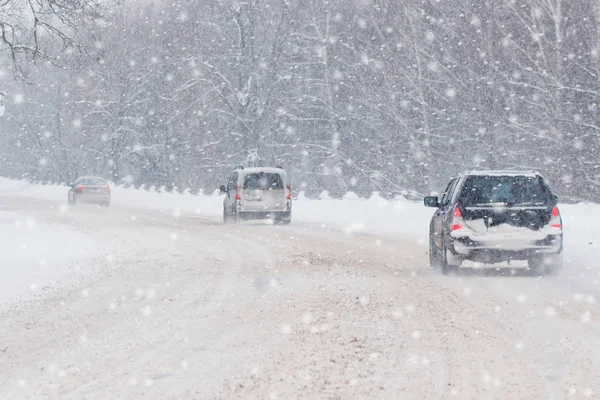 道路能见度低 汽车在路上的暴雪与大灯 — 图库照片