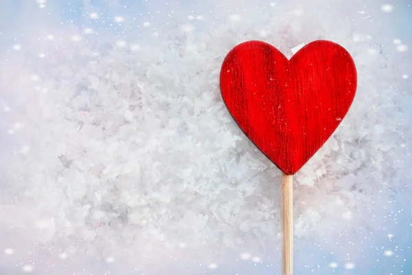 赤愛の心 バレンタインの背景 グリーティング カード 木と雪の背景にハートマーク — ストック写真