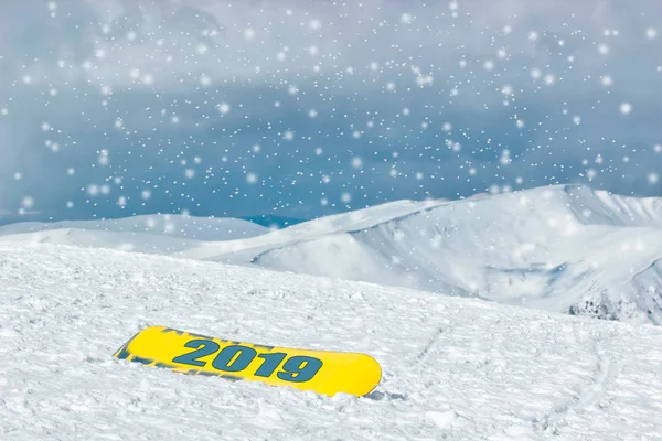 Snowboard Σεζόν 2019 Χειμώνας Ορεινό Τοπίο Στο Παρασκήνιο — Φωτογραφία Αρχείου