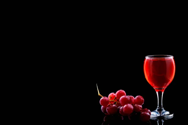 Glas Wijn Rode Druiven Met Druppels Blak Achtergrondkleur Ruimte Fot — Stockfoto