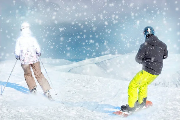 Två Aktiva Vänner Skidåkare Och Snowboardåkare Rida Bergets Topp Mot — Stockfoto