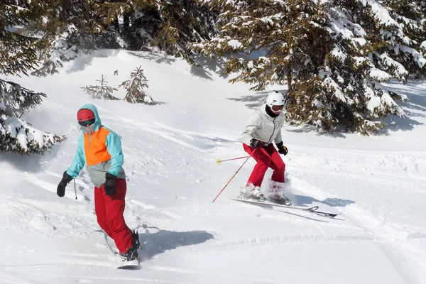 Skid Och Snowboardåkare Som Rider Skidort Snöig Vinterberg Med Granen — Stockfoto