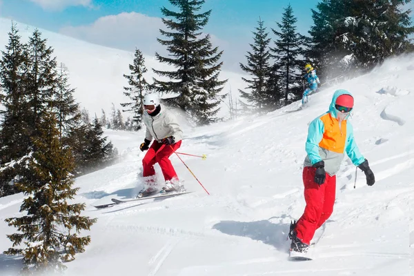 Esquiadores Snowboarders Montando Una Estación Esquí Una Montaña Nevada Invierno —  Fotos de Stock