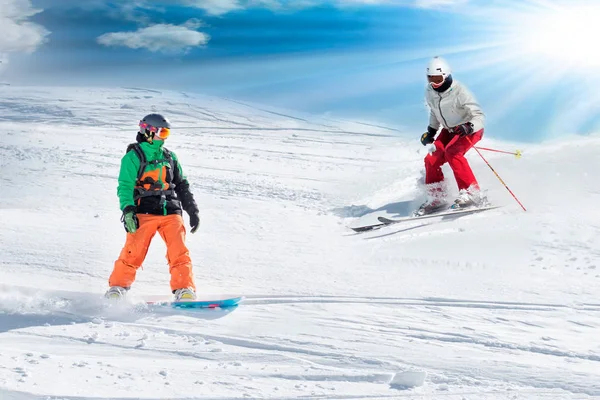 Skid Och Snowboardåkare Som Rider Skidort Snöig Vinterberg Med Granen — Stockfoto
