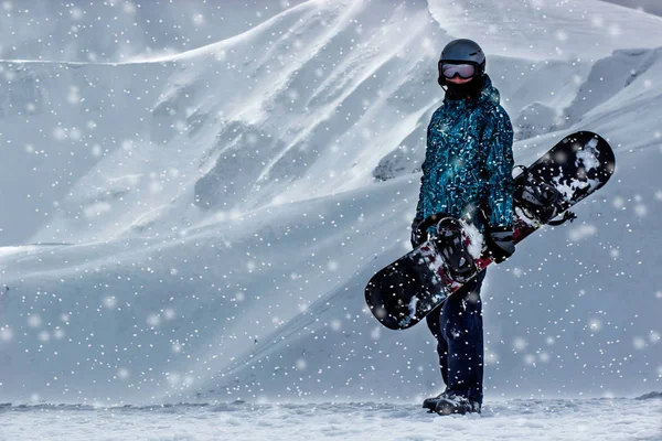 Snowboarder Nas Montanhas Superiores Com Snowbord Conceito Extremo Feerida Espaço — Fotografia de Stock