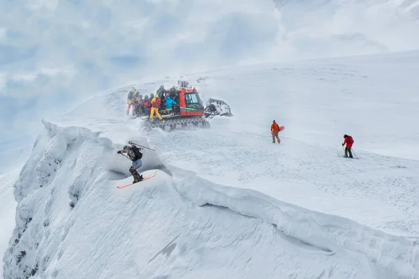 Freeriders의 그룹은 Snowmobile에 꼭대기에 점프는 절벽에서 — 스톡 사진