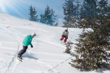 Alp Dağları'nda yamaç aşağı koşma snowboard genç adam. Kış spor ve eğlence, eğlence açık hava etkinlikleri.