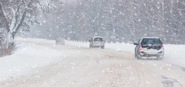 道路能见度低 汽车在路上的暴雪与大灯 — 图库照片