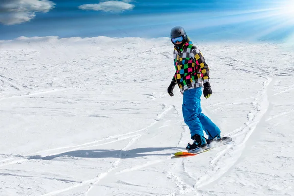 Młody Człowiek Snowboardzista Prowadzący Dół Stoku Alpejskich Gór Sportów Zimowych — Zdjęcie stockowe