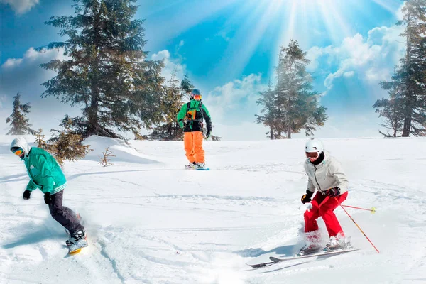 Grupo Amigos Felices Snowboarders Esquiadores Montando Pista Esquí Divirtiéndose —  Fotos de Stock