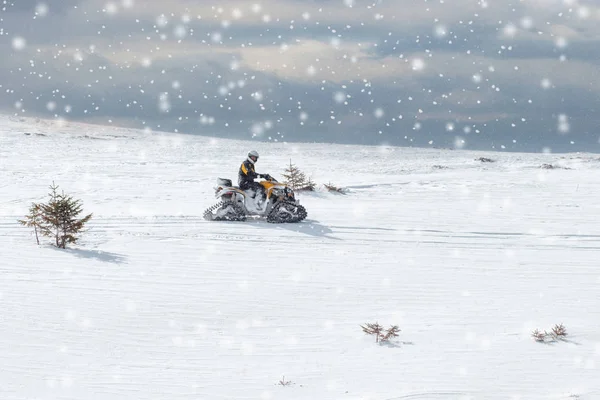 在南方乌拉尔山脉冬季森林里骑雪地摩托车的运动员 — 图库照片