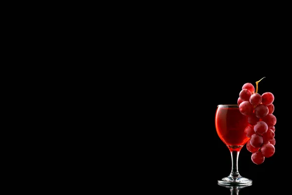 Weinglas Und Rote Trauben Mit Tropfen Auf Schwarzem Hintergrund Space — Stockfoto