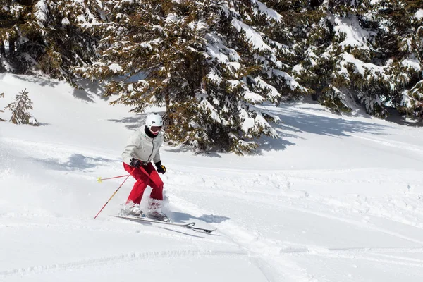 Esquiador Esquiando Cuesta Abajo Durante Día Soleado Las Altas Montañas —  Fotos de Stock