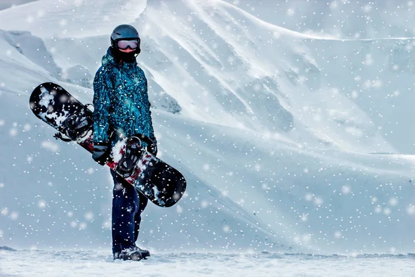 Snowboarder Está Topo Montanha Olhando Para Bela Paisagem Aventura Conceito — Fotografia de Stock
